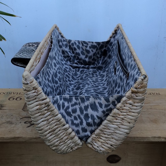 🔻GUESS🔻STRAW CLUTCH - Picture 8 of 9